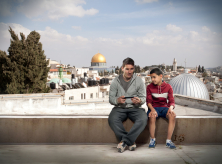 ثالث طفل فلسطيني مع ميسي، الوطنية موبايل تحقق حلم طفل فلسطيني بلقاء ميسي وظهوره باعلان تلفزيوني عالمي