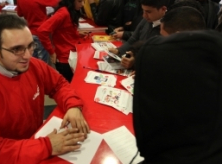 الوطنية موبايل تختتم رعايتها لمعرض القرطاسية 2013 في جامعة النجاح