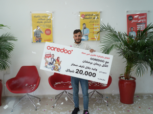 تسليم الفائزة بالجائزة الكبرى في حملة شهر رمضان