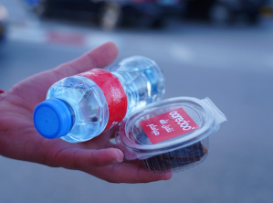 توزيع التمر والماء على الصائمين