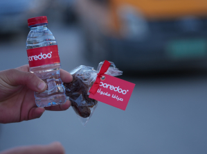 توزيع تمر ومياه على الطرقات