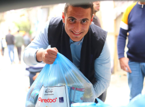 توزيع طرود غذائية في قطاع غزة الحبيب